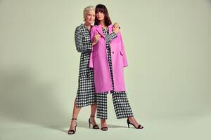 marksandspencer_JAEGER_SS23_saty s kohouti stopou z cisteho hedvabi_7999Kc_set z cisteho hedvabi s kohouti stopou_kosile 4499Kc_kalhoty 5499Kc_kabat z ciste vlny_11999Kc.jpg